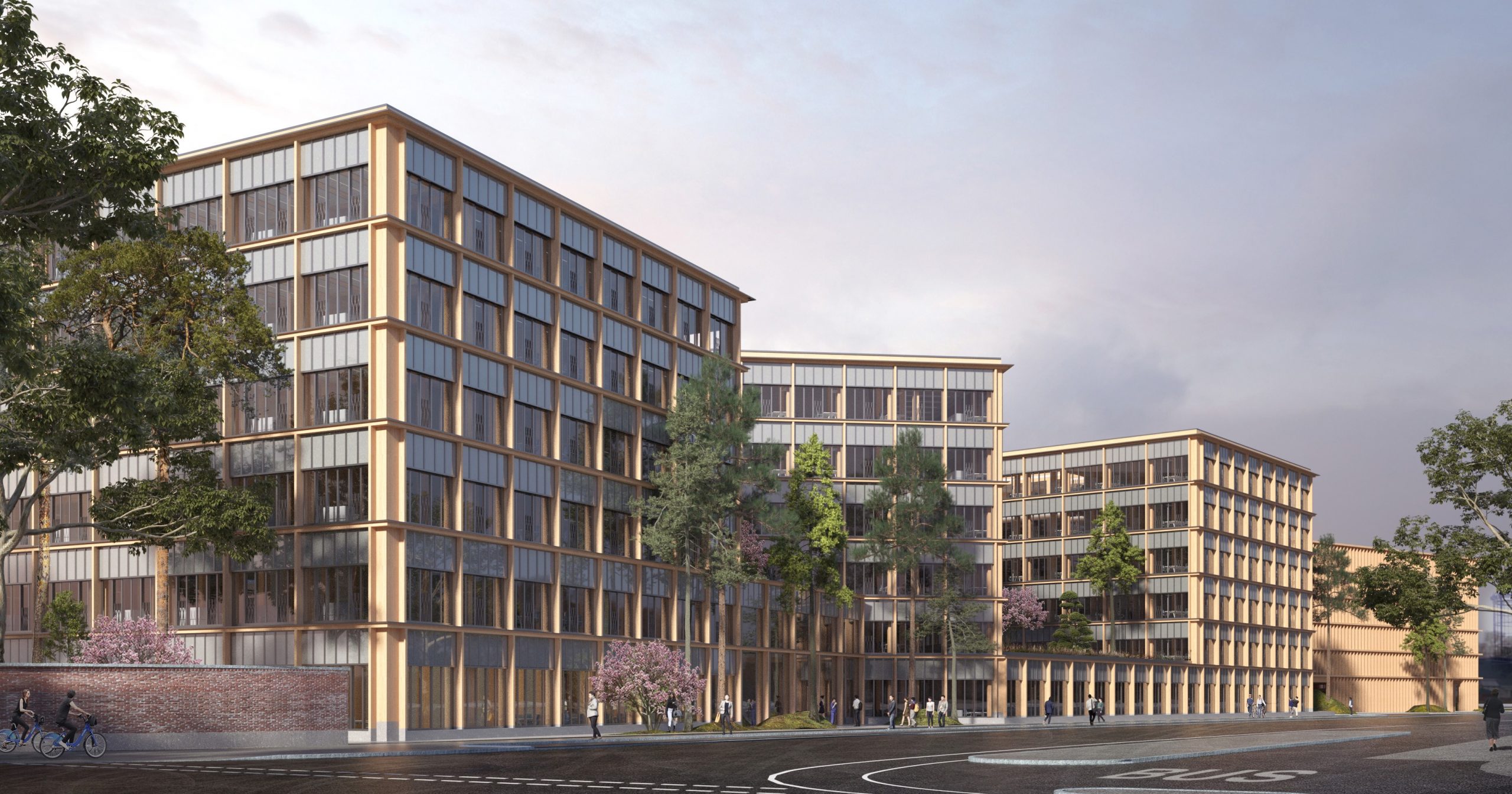 Eine moderne Wohnanlage mit drei verbundenen Gebäuden in Glas- und Holzfassaden, umgeben von Bäumen und belebtem Platz.