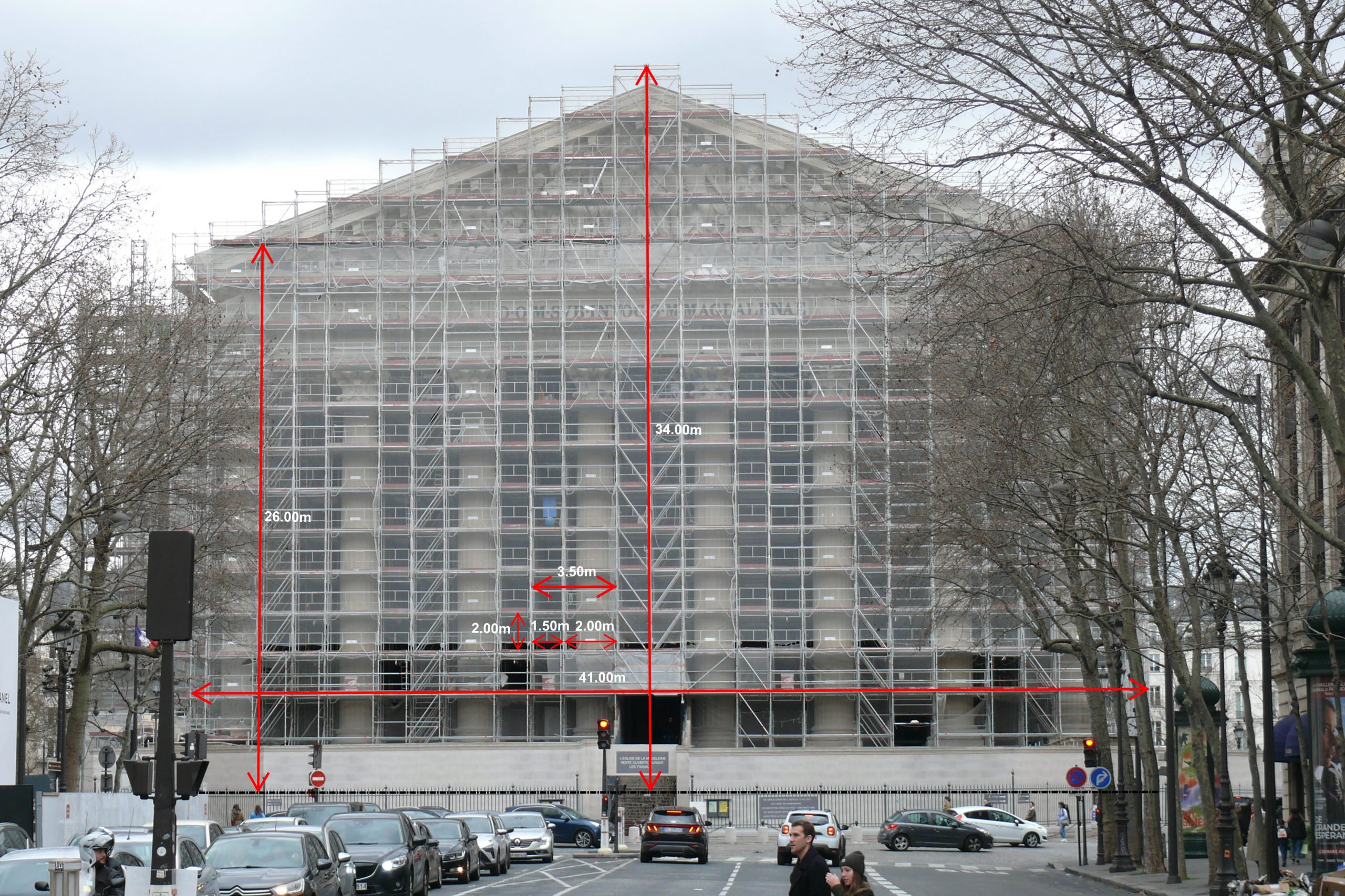 Ein mehrstöckiges Gebäude mit Gerüstung zeigt vermessene Fassadenmessungen in roten Linien und Zahlenwerten.
