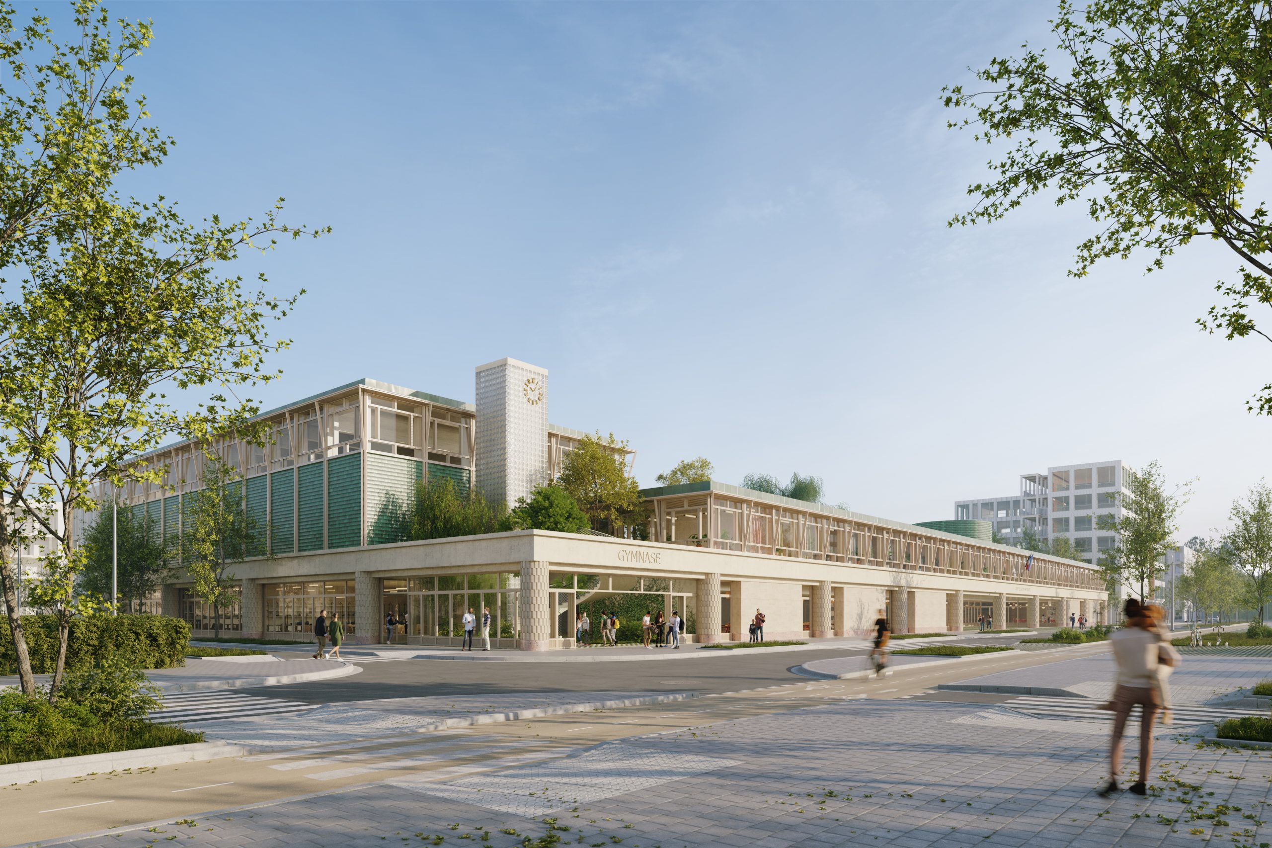 Eine moderne Gebäudekomplex mit Natursteinfassade, grünen Lamellenelementen und Uhrturm prägt einen belebten Platz mit Bäumen.