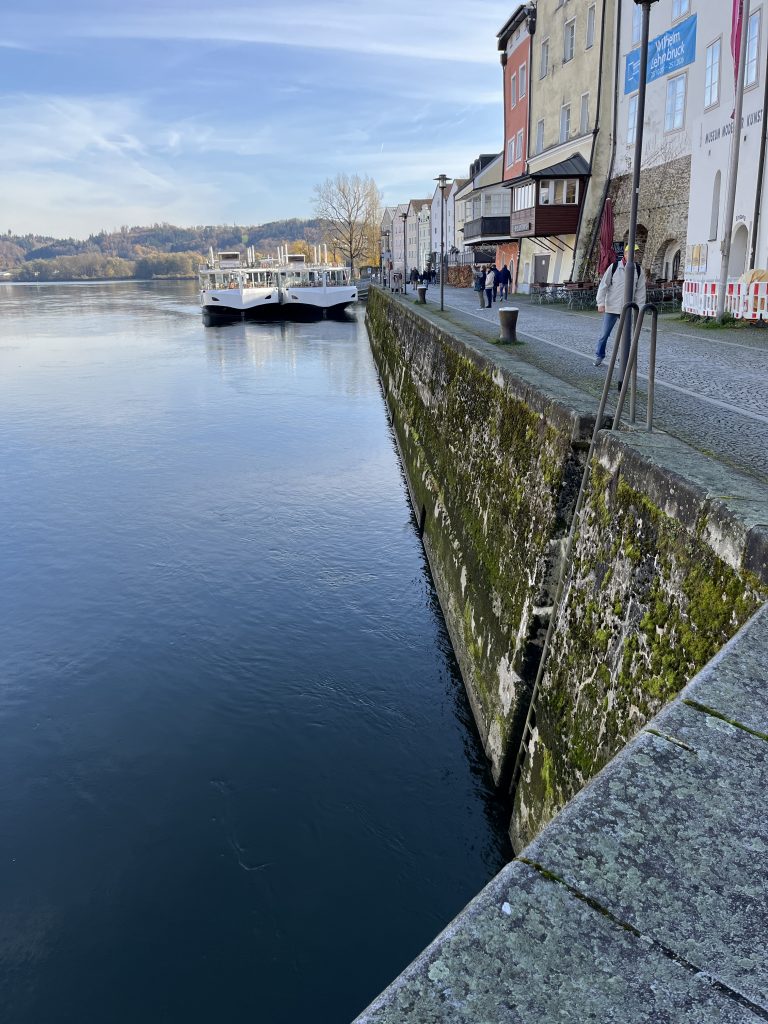 Realitätscheck für unsere Vorschriften: Kaimauer vs. Fensterbrüstung