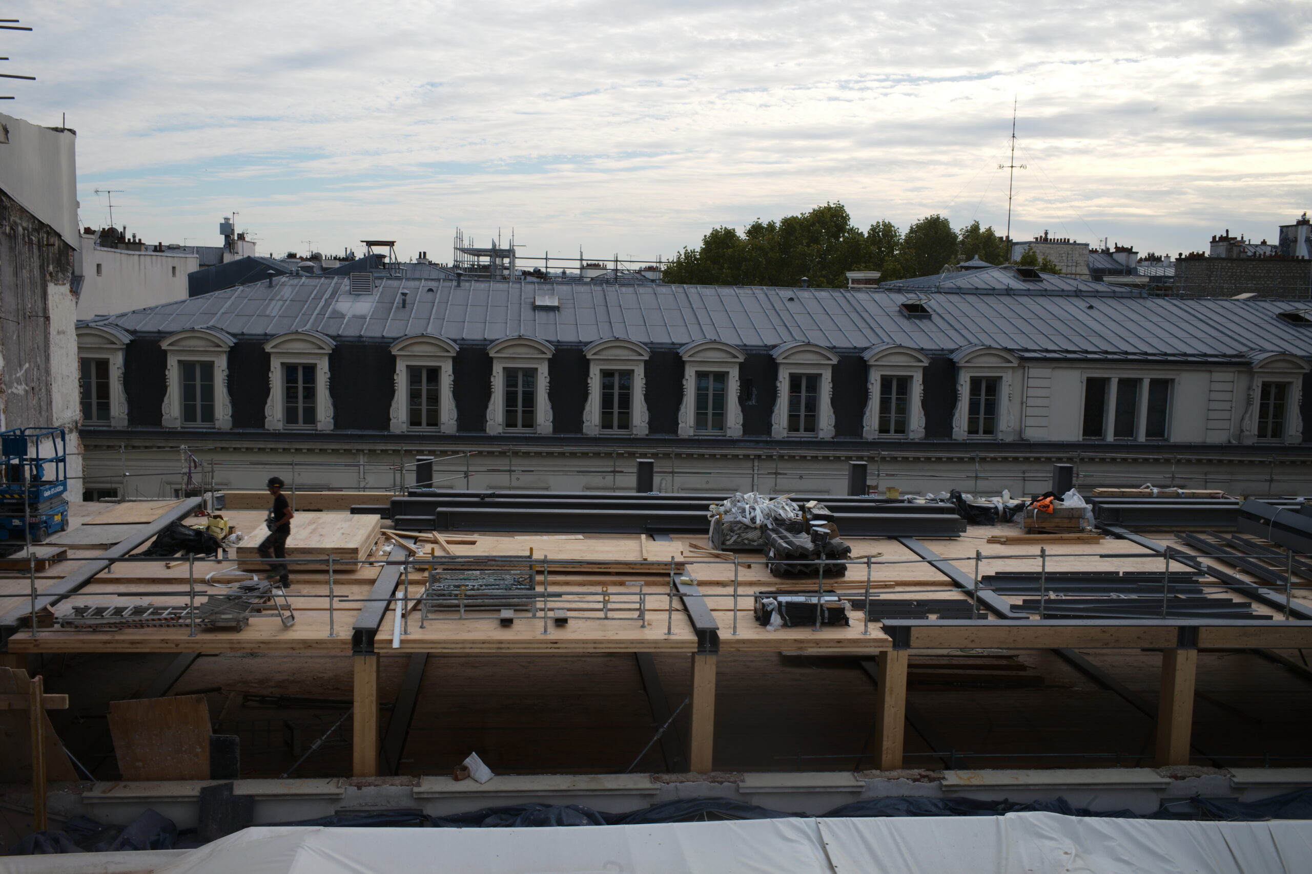 Fortschritt der Dachaufstockung beim Projekt Îlot Condorcet in Paris während der Rohbauphase.